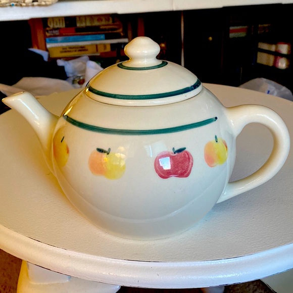 Vintage Hearthstone pottery 6 cup teapot, Apple design. USA. - Picture 1 of 5